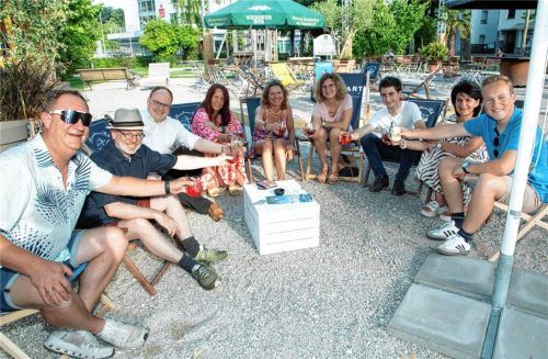 Verantwortliche und Beteiligte der Priener Beachbar treffen sich zu einem Cocktail am Wendelsteinplatz. Foto Anita Berger