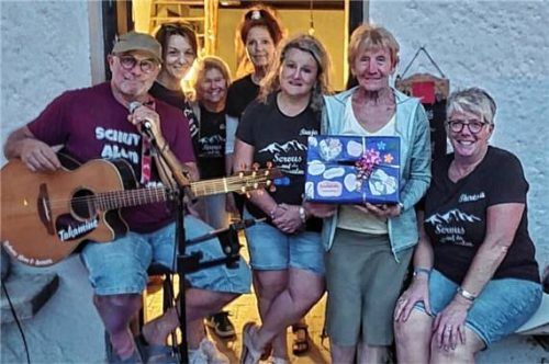Vereint für einen guten Zweck: (von links) Musiker Peter Schuster, das Herrenalmteam mit Katja, Andrea und Karin, Organisatorin Tanja Strein, die Vereinsvorsitzende der Kinderkrebshilfe Rosmarie Baumgartner und Theresa vom Herrenalmteam. Foto re