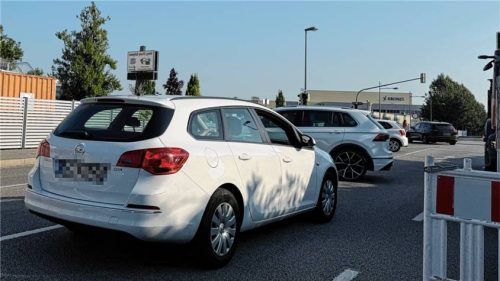 Viele Autofahrer sind von der Sperrung überrascht und müssen mitten auf der Straße wenden. Foto Julian Baumeister