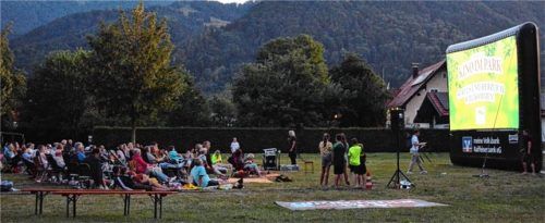 Viele Zuschauer warteten auf den Kinostart im Grassauer Kurpark. Foto Eder