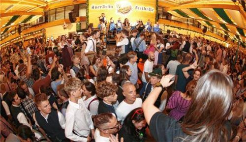 Volle Hütte: Blick in die Auerbräu-Festhalle. Foto stuffer