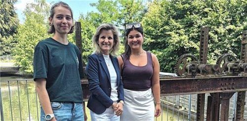 Voller Vorfreude auf das Jahr im Ausland sind (links) Marlena Paul und (rechts) Elena Albrecht. Bundestagsabgeordnete Daniela Ludwig gratulierte. Foto Wahlkreisbüro Daniela Ludwig