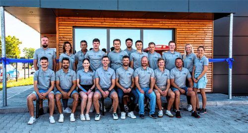 Vom Zweimannbetrieb zum gefragten Arbeitgeber: Das stetig gewachsene Team der BL Energietechnik umfasst heute an die 20 engagierten Mitarbeiterinnen und Mitarbeiter.Foto  Rudolf Mayer
