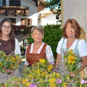 Frauen in Grassau binden fast 200 Kräuterbuschen