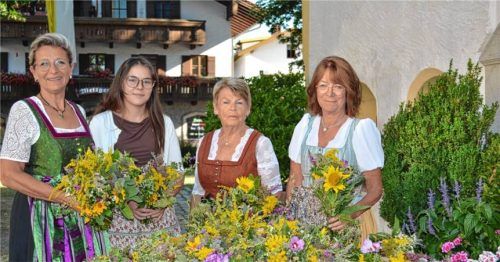 Vor dem Gottesdienst wurden die Kräuterbuschen von den fleißigen Damen Regina Petermüller, Vanessa Eder, Rosi Noichl und Caroline Zeisberger angeboten (von links). Foto Eder