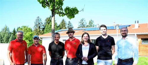 Vor dem Kindergarten in der Schwimmbadstraße mit der neuen PV-Anlage auf dem Dach: Leonhard und Florian Hinterholzer (Chiemsee Solar), Hausmeister Sepp Braun, Manuel Hinterholzer (Chiemsee Solar), Bürgermeisterin Susanne Kunz, Bernhard Schönberger (Bauamt) und Sebastian Gröbmayr (INEV; von links). Foto  Deindl