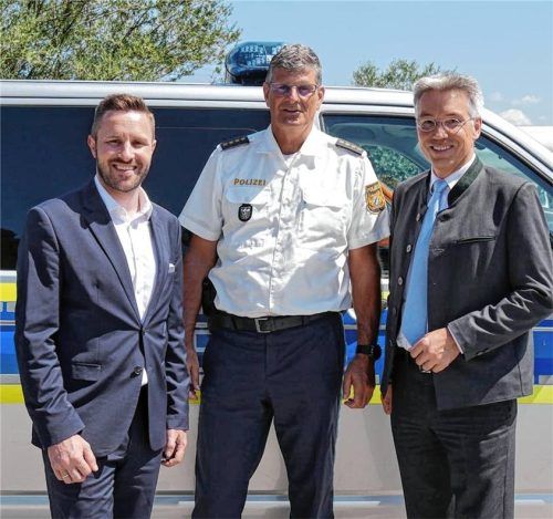 Vor Ort an der Kontrollstelle: (von links) Landtagsabgeordneter Daniel Artmann, Einsatzleiter Polizeidirektor Bernhard Resch und Landrat Otto Lederer. Foto Peter Huber
