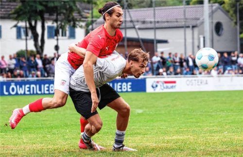 Wasserburg obenauf: Jaume Rubio Gonzalez gegen Edis Muhameti.Foto Christian Mühlhofer