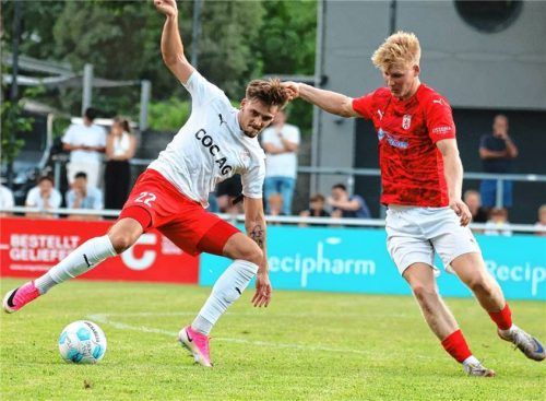 Wasserburgs Florian Grundner (rechts) gegen Erlbachs Oliver Lukic.Foto Butzhammer