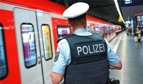 Wegen gefährlicher Gegenstände im Gleisbereich ermittelt die Bundespolizei im Raum Mühldorf. Foto dpa