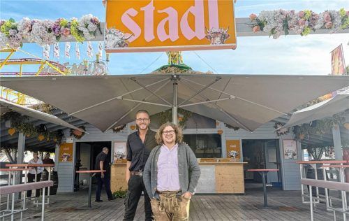 Wenige Tage vor dem Start ziemlich entspannt: Franz Stettner (links) und Max Fraenkl vom Proseccostadl. Foto Patricia Huber