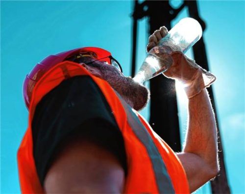 Wer draußen in der Sommerhitze arbeitet, braucht jede Viertelstunde einen kräftigen Schluck Wasser.Foto IG BAu