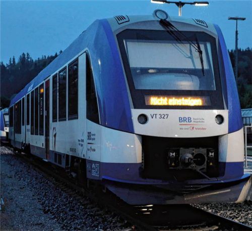 Wer nach dem Rosenheimer Herbstfest mit der Bahn nach Hause möchte, sollte die Fahrpläne unbedingt genauer prüfen. Foto IMAGO / Bernd März / Lindenthaler