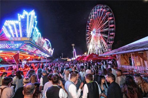 Wer nicht mit eigenen Auto oder Fahrrad anreisen möchte, kann entspannt einen der Volksfestbusse nehmen und sich dann ins Getümmel stürzen. Foto Ludwig Stuffer