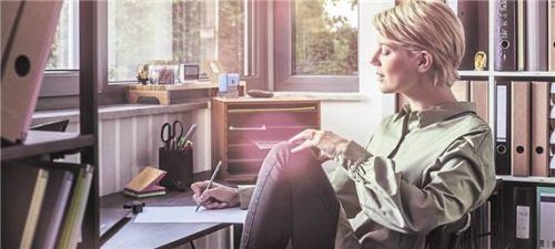Wer zu Hause arbeiten, lesen oder entspannen möchte, profitiert von einem ruhigen Innenraum. Foto djd/REHAU Industries