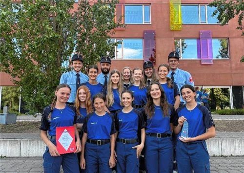 Wettkämpfer und Betreuer der Jugendfeuerwehr Flintsbach nach dem Landesentscheid in Neumarkt. Vorne von links sind Franziska Obermair, Eva Nagele, Lucia Mack, Greta Hager, Emma Hager und Hanna Unterseher zu sehen. In der zweiten Reihe von links stehen Katharina Lederwascher, Eva Unterseher, Anna Astner und Lena Oppacher. Hinten von links sind die Betreuer Dominik Kuhlmann, Johannes Dohlen, Niamh Ní Chinnéide, Veronika Hahn und Marinus Stock abgebildet.Fotos Steffenhagen