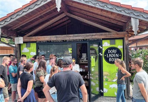 Wie ein Franchisesystem für landwirtschaftliche Produkte funktioniert, erlebten die Studierenden der Landwirtschaftsschule Traunstein am Beispiel der „Dorfladenbox“ in Erlstätt. Foto AELF Traunstein
