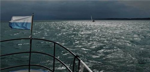 Windböen mit Geschwindigkeiten von bis zu 65 km/h jagten am Freitag über den Chiemsee. Foto Polizei