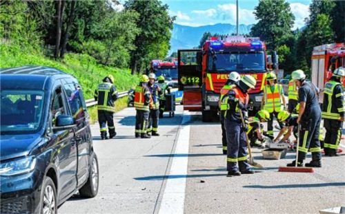 Zahlreiche Einsatzkräfte waren vor Ort. Für die Bergung der Verletzten und die Räumung der Unfallstelle musste die A93 in Richtung Rosenheim zeitweise voll gesperrt werden. Foto Markus Steinberger/EinsatzReport24