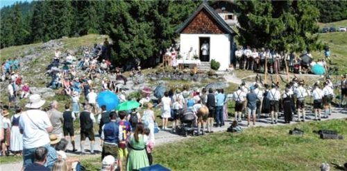 Zahlreiche Gläubige versammelten sich zum feierlichen Patrozinium der Kapelle Mariä Himmelfahrt auf der Winklmoosalm. Foto Hauser