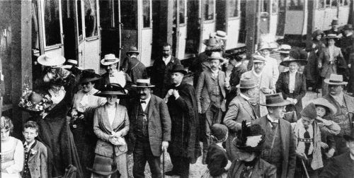 Zahlreiche Menschen versammelten sich zur feierlichen Eröffnung der Wendelstein-Zahnradbahn im Jahr 1912. Foto Wendelsteinbahn