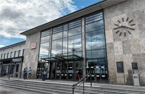 Zum Tatort wurde Sonntagnacht der Bahnhof Rosenheim: Eine 31-jährige Britin ist dort niedergestochen und tödlich verletzt worden. Foto Heise