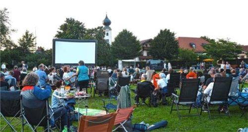 Zuschauer kommen im Kurpark zusammen, um eine Filmvorführung beim Open-Air-Kino zu genießen. Foto Eder (Archiv)