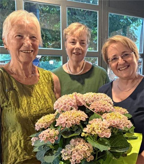 Zuverlässig und mit Herzblut: Margot Hartenstein (von links) und Petra Dähne werden von Büchereileiterin Karin Obwieser für ihr Engagement geehrt. Fotos re