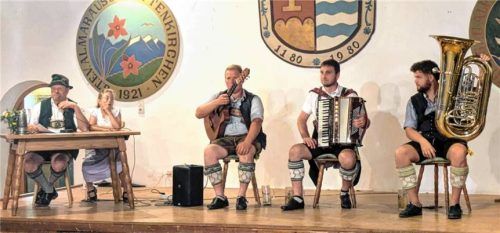 Zweiter Vorsitzender Florian Wörndl (links) führt als Ansager durch den Abend, begleitet von den vereinseigenen Musikanten Hans Schnaiter, Martin Pfaffinger und Valentin Huber. Foto Hötzelsperger