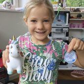 Eine junge Wasserratte mit Schwimm-Talent