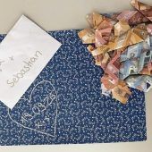 Hochzeitsgeschenk liegt auf Straße