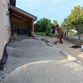 Elf Bürger errichten Vorplatz des Pfarrhauses in Kammer