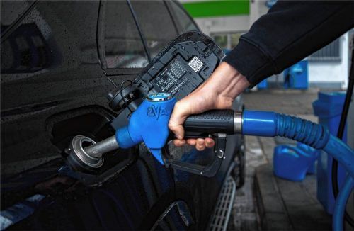 Ärger an der Zapfsäule: Nach Ansicht des Tankstellenverbands sind bald auch Spritpreise von drei Euro möglich.dpa