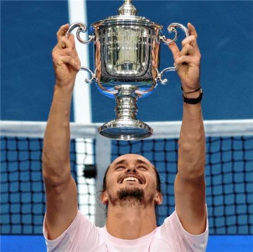 Alexander Zverev hält die Trophäe nach seinem Sieg bei den US Open in die Höhe. dpa