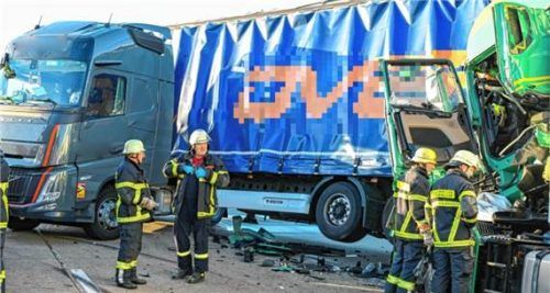 Am Montagmorgen fuhr ein Sattelzug auf einen anderen Laster auf: Der Fahrer wurde schwer verletzt aus dem Fahrerhaus geborgen.  Markus Steinberger/EinsatzReport24