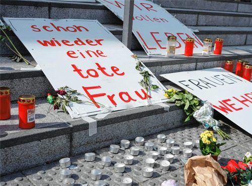 Am Rosenheimer Bahnhof wird der verstorbenen Britin mit Kerzen, Blumen und Schildern gedacht. Susanne Adlmaier ist Gewaltpräventionstrainerin und weiß, dass es nicht „den perfekten Schutz“ gegen einen Messerangriff gibt. Weindl/Huber