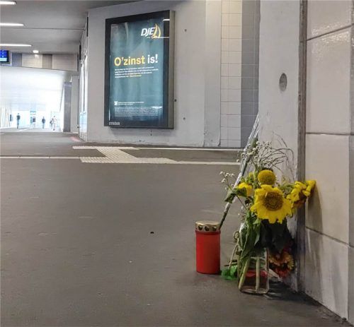 Am Tatort in der Unterführung des Rosenheimer Bahnhofs wurden Blumen und eine Kerze abgelegt. Mischner