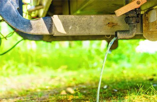 Am Wanderparkplatz in Frasdorf haben Camper ihr Schmutzwasser einfach in der Natur entsorgt. Jetzt will die Gemeinde etwas gegen diese Umweltverschmutzung unternehmen. Imaga/Anetlanda