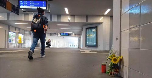 An den Schock vom frühen Sonntagmorgen erinnern jetzt nur noch die Blumen und eine Kerze in der Unterführung im Rosenheimer Bahnhof. Mischner