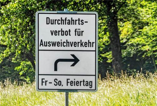 An der A8 in der Region gilt für die Anliegergemeinden ein Durchfahrtsverbot bei Stau auf der Autobahn – allerdings nur an Wochenenden und bayerischen Feiertagen. IMAGO / Wolfgang Maria Weber