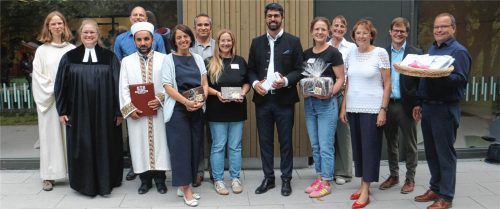 An der Einweihungsfeier waren beteiligt: (von links) Rosemarie Kotter, Claudia Huber, Mahmut Imam, Sabine Hilger, Yüksel Tas, Eva Bauer, Oberbürgermeister Abuzar Erdogan, Andrea Obermaier, Veronika Masel, die Dritte Bürgermeisterin Gabriele Leicht, Josef Schweinsteiger und Wilfried Dietsch beteiligt. Erlich