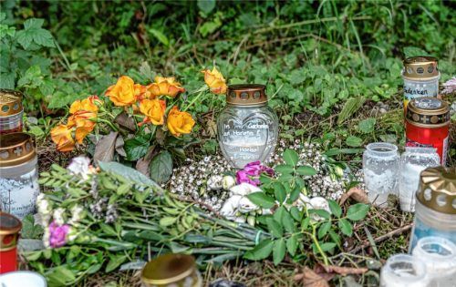 An der Unfallstelle haben Bekannte und Freunde der beiden tödlich verunglückten jungen Menschen zahlreiche Blumen und Kerzen niedergelegt.  Thomae