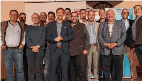 Andreas Winhart (Sechster von links) bleibt Vorsitzender der AfD im Landkreis Rosenheim. Bei der Wahl wurde er erneut im Amt bestätigt und der AfD-Kreisvorstand (Foto) aufgestellt. AfD-Kreisverband Rosenheim