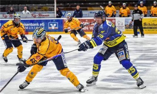 Andris Džeriņš (rechts) durfte sich im Spiel gegen Geretsried eine Torvorlage gutschreiben lassen.Yasmin Neumann
