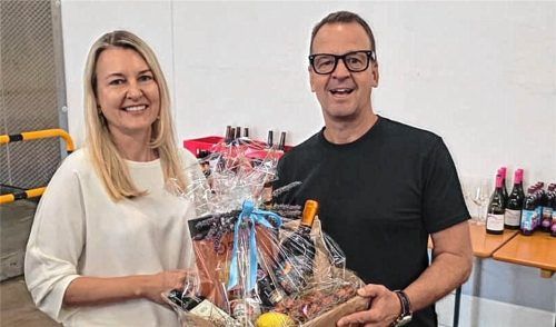 Anna Marx, Vorsitzende der Mittelstandsunion Traunstein, bedankt sich bei Claus Egger, Geschäftsführer der Firma Schaumaier, für die angeregte Diskussion. Mittelstandsunion Traunstein