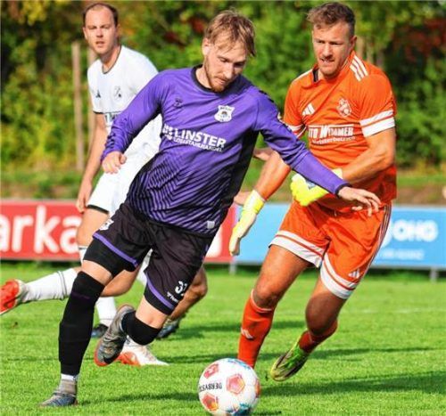 Aschaus Christoph Scheitzeneder umkurvt Peterskirchens Torhüter, der Ball landet nicht im Tor.Christian Butzhammer