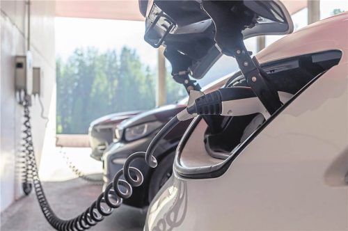 Auch in WEGs ist eine Ladeinfrastruktur für das eigene E-Auto möglich – deren Einrichtung wird jetzt gefördert. Smarterpix/Canetti