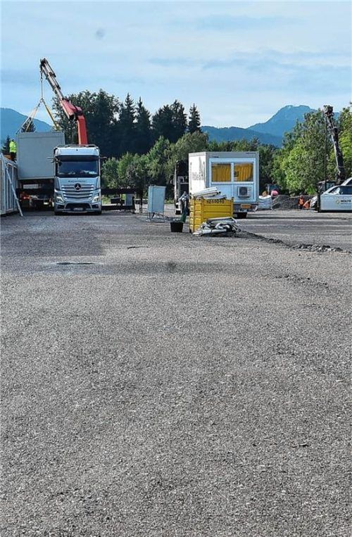 Auf der riesigen Kiesfläche vor dem „Bauern in der Au“ laufen derzeit die Arbeiten. Hintergrund ist eine Maßnahme der Deutschen Bahn.  Schlecker