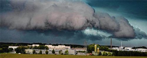 Aufnahmen zeigen die Superzelle über Traunreut, die für zahlreiche Feuerwehreinsätze sorgte.  Michael Hutter