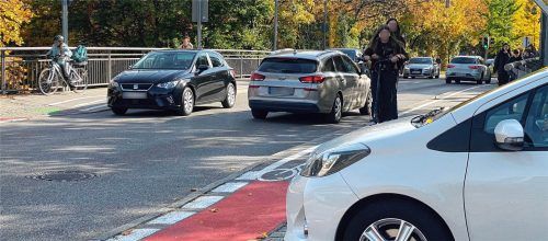 Autofahrer, die den Parkplatz am Bahnhof verlassen, müssen besonders aufpassen, wenn Geisterradler oder E-Scooter-Fahrer queren. Lohmann